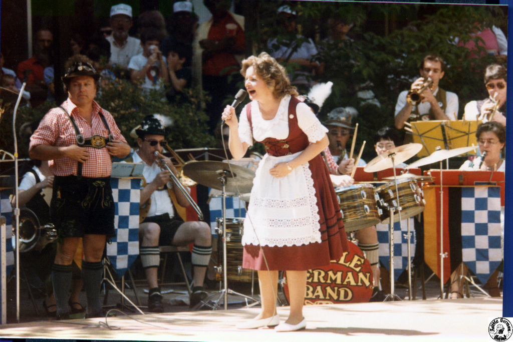 1980 04 20 17 Fayetteville St Mall.jpg